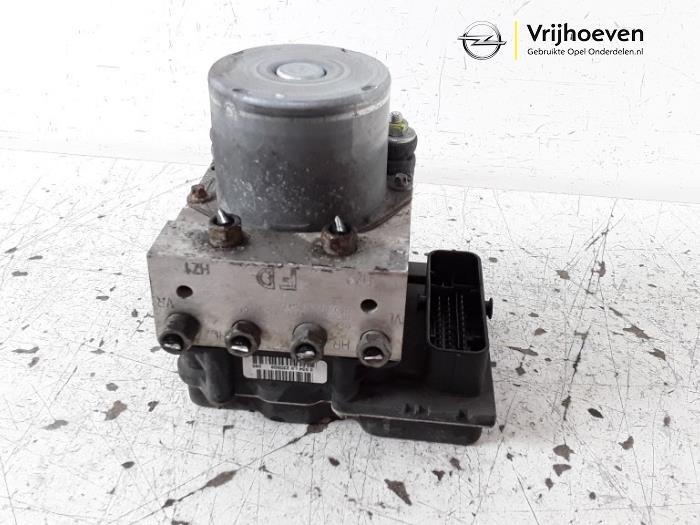Usagé Pompe ABS Opel Corsa D 1.6i GSI 16V Turbo Prix € 250,00 Règlement à la marge proposé par Autodemontage Vrijhoeven B.V.