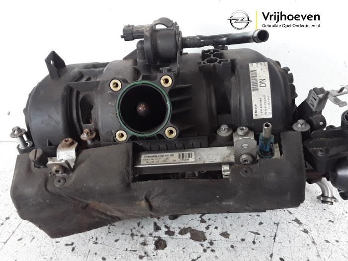Używane Kolektor dolotowy Opel Corsa D 1.2 16V Cena € 50,00 Procedura marży oferowane przez Autodemontage Vrijhoeven B.V.