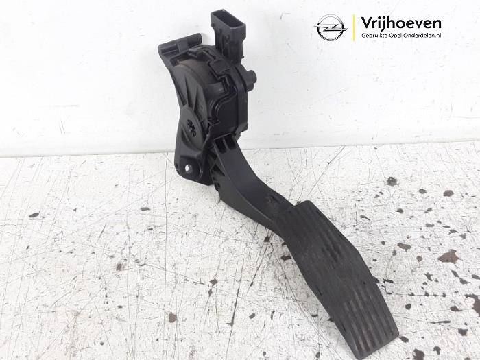 Accelerator pedal from a Opel Astra J (PC6/PD6/PE6/PF6) 1.4 16V ecoFLEX 2011