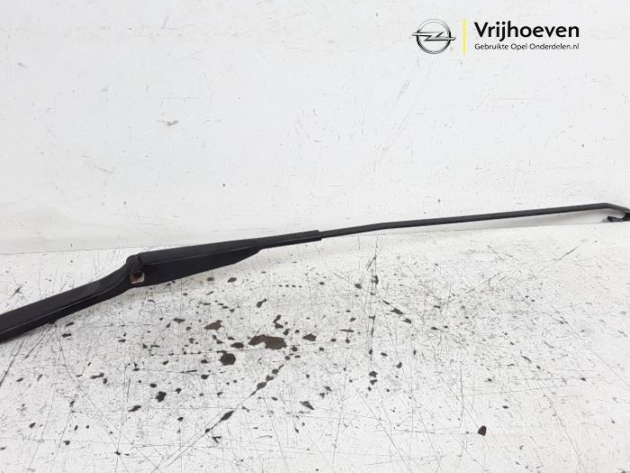 Front wiper arm from a Opel Vivaro 2.0 CDTI 2006