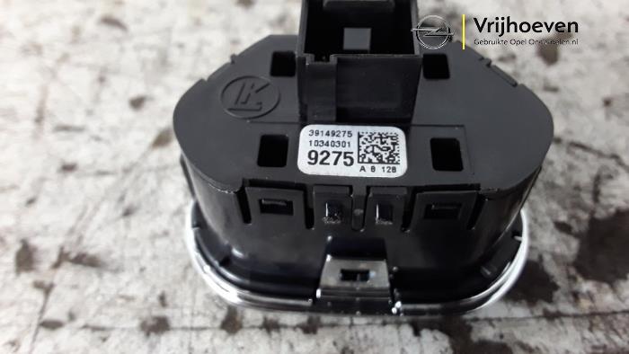 Interruptor de luz de pánico de un Opel Corsa E 1.4 16V 2018