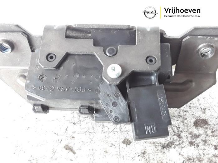 Tailgate lock mechanism from a Opel Zafira Tourer (P12) 2.0 CDTI 16V 130 Ecotec 2012