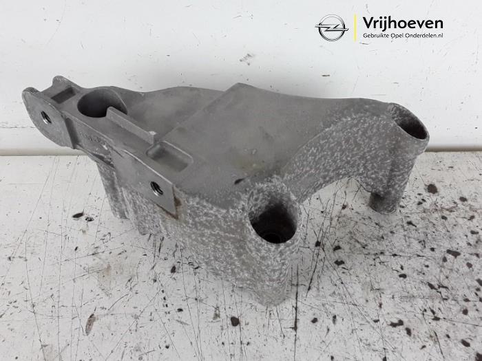 Usagé Support moteur Opel Astra K 1.4 Turbo 16V Prix € 30,00 Règlement à la marge proposé par Autodemontage Vrijhoeven B.V.
