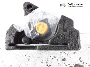 Usagé Kit de réparation pneus Opel Astra K 1.4 Turbo 16V Prix € 40,00 Règlement à la marge proposé par Autodemontage Vrijhoeven B.V.