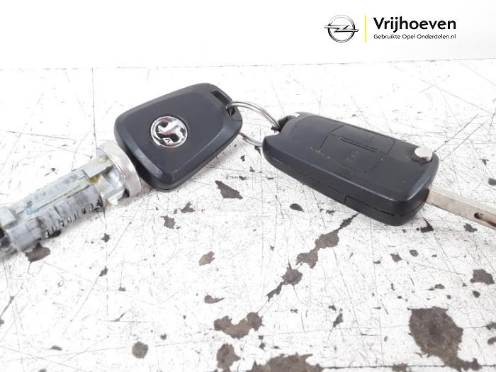 Serrure de contact + clé d'un Opel Corsa D 1.4 16V Twinport 2013