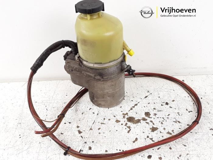 Power steering pump from a Opel Astra H SW (L35) 1.6 16V Twinport 2005