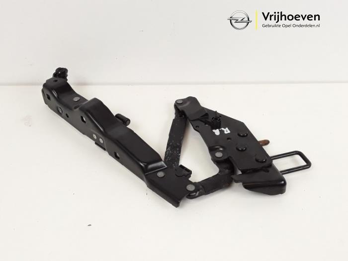 Tailgate hinge from a Opel Tigra Twin Top 1.4 16V 2006
