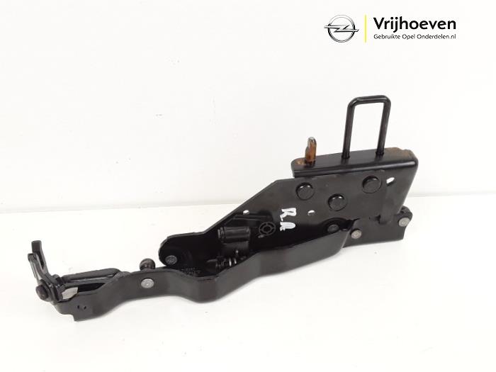 Tailgate hinge from a Opel Tigra Twin Top 1.4 16V 2006