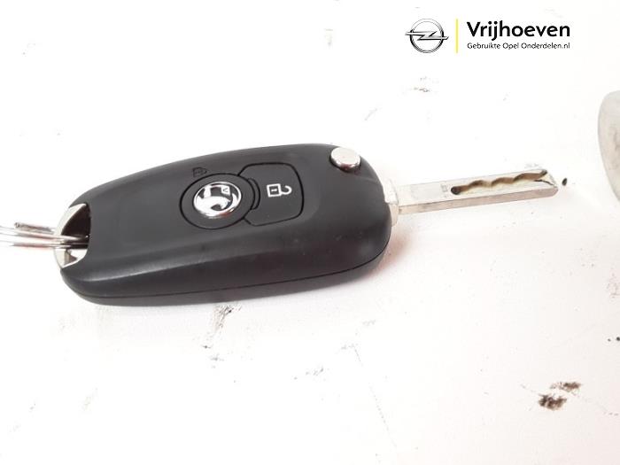 Cerradura de contacto y llave de un Opel Astra K 1.0 Turbo 12V 2016