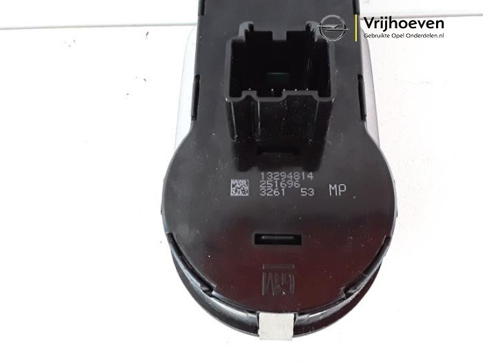 Light switch from a Opel Zafira Tourer (P12) 1.6 CDTI 16V ecoFLEX 136 2013