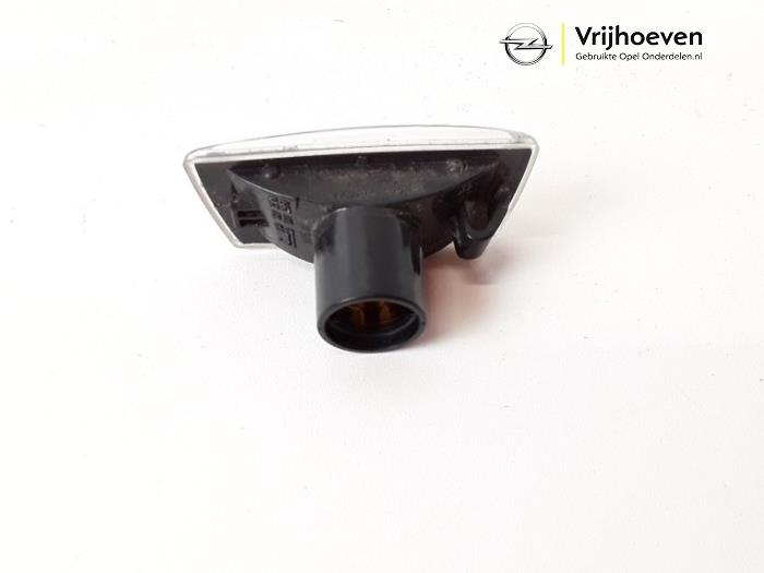 Indicator lens, front left from a Opel Zafira (M75) 1.6 16V 2009