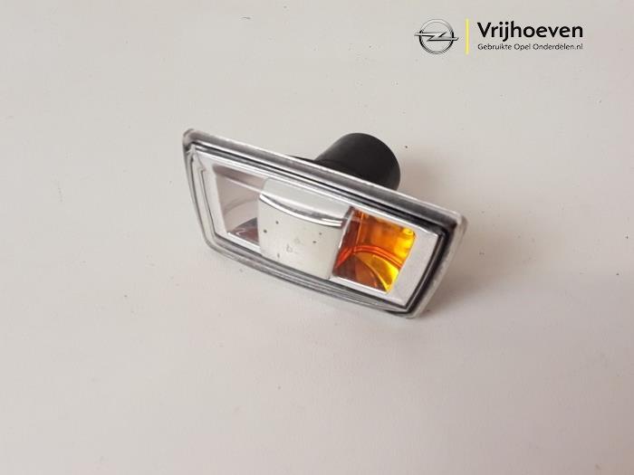 Indicator lens, front left from a Opel Zafira (M75) 1.6 16V 2009