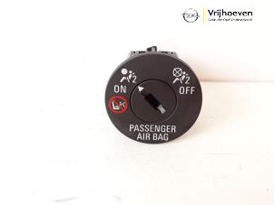 Used Airbag switch Opel Corsa E 1.4 16V Price € 10,00 Margin scheme offered by Autodemontage Vrijhoeven B.V.