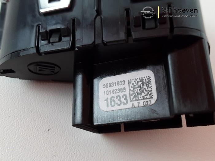 Central locking switch from a Opel Corsa E 1.4 16V 2017