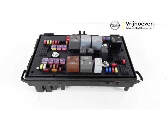 Fuse box Opel Zafira Tourer 1.4 Turbo 16V Ecotec 39132477 gm