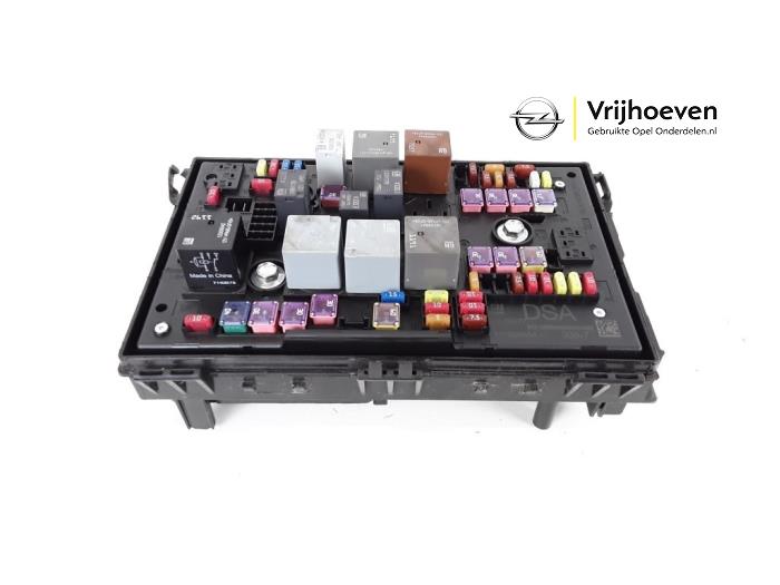 Fuse box Opel Zafira Tourer 1.4 Turbo 16V Ecotec 39132477 gm