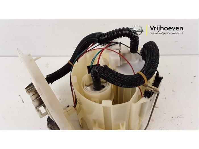 Electric fuel pump from a Opel Astra H (L48) 1.6 16V Twinport 2005