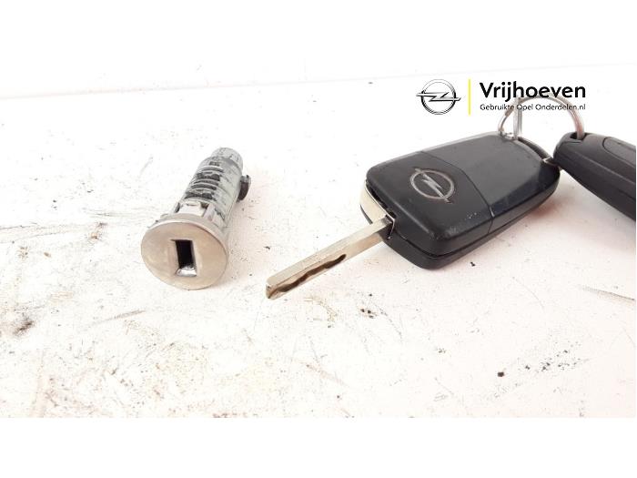 Ignition lock + key from a Opel Astra H (L48) 1.6 16V Twinport 2005