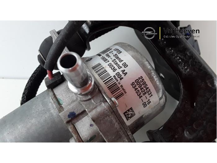Vacuum pump (petrol) from a Opel Mokka X 1.4 Turbo 16V 2019