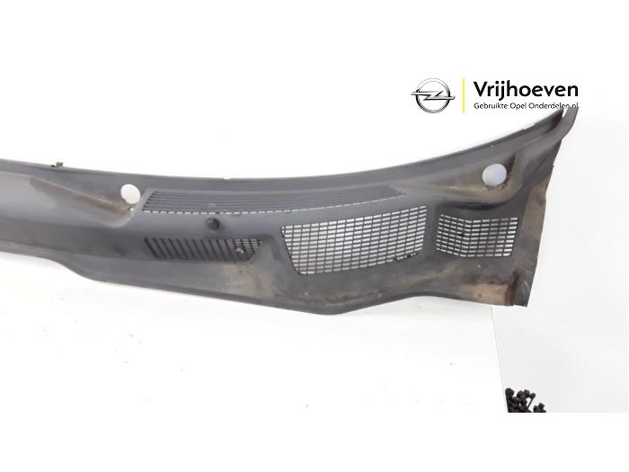 Cowl top grille from a Opel Astra G Caravan (F35) 2.0 DTi 16V 2004