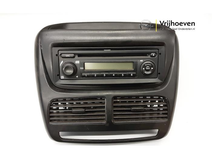 Radio CD player from a Opel Combo 1.3 CDTI 16V ecoFlex 2017