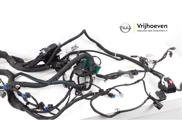 Faisceau de câbles compartiment moteur d'un Opel Insignia Sports Tourer 1.5 Turbo 16V 140 2018
