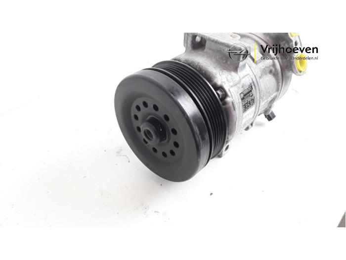 Air conditioning pump from a Opel Corsa E 1.4 16V 2018