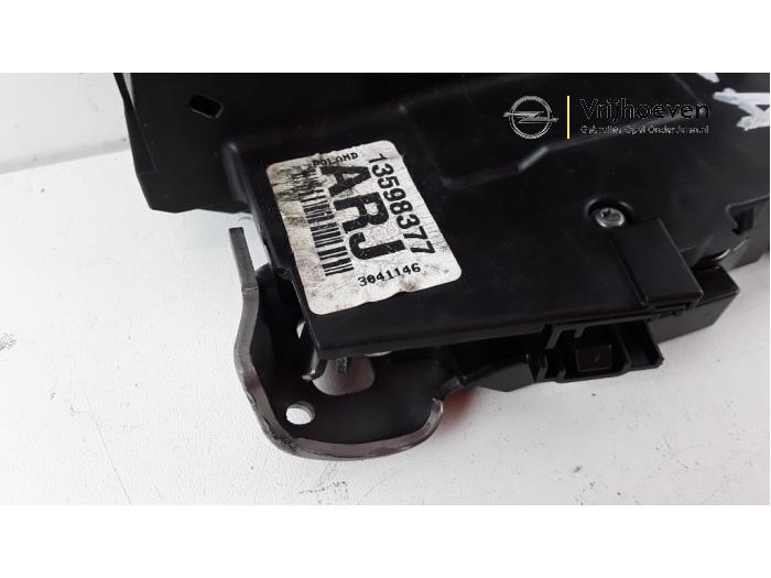 Rear door lock mechanism 4-door, left from a Opel Insignia Grand Sport 2.0 CDTI 16V 2018