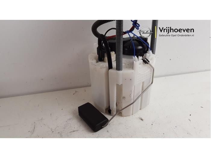 Electric fuel pump from a Opel Astra K Sports Tourer 1.4 16V 2017