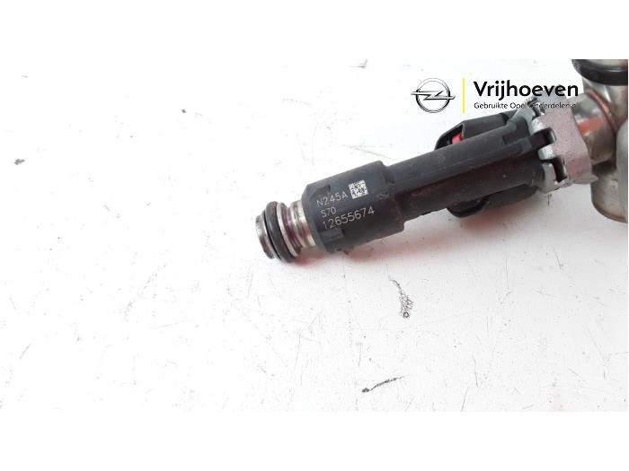 Fuel injector nozzle from a Opel Astra K Sports Tourer 1.4 16V 2017