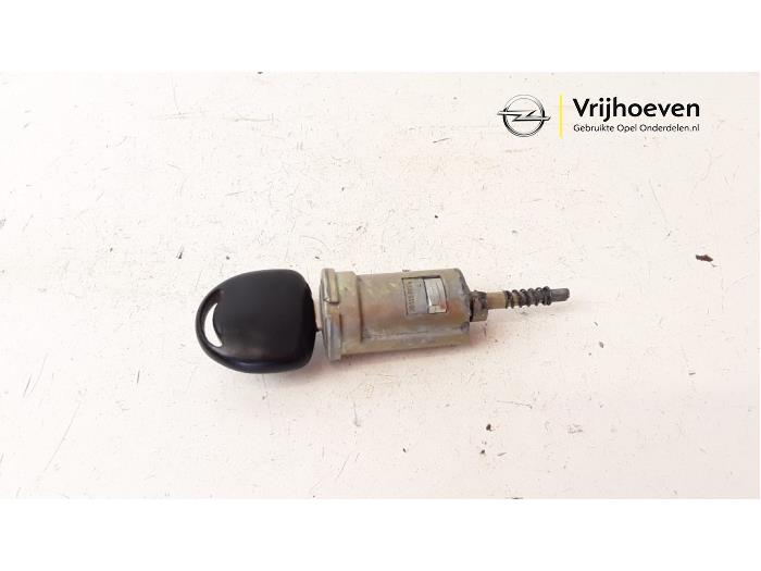 Używane Stacyjka + Kluczyk Opel Astra F (53/54/58/59) 1.6i Cena € 15,00 Procedura marży oferowane przez Autodemontage Vrijhoeven B.V.