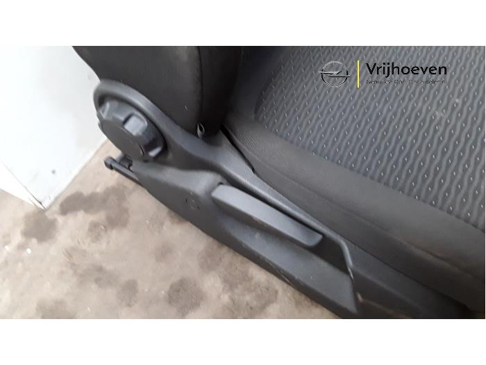 Fotel prawy z Opel Corsa E 1.4 16V 2016