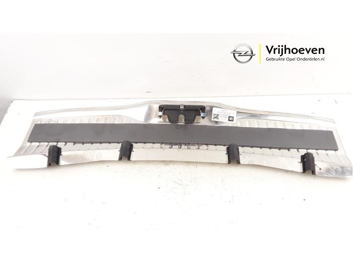 Boot lid trim from a Opel Astra H SW (L35) 1.6 16V Twinport 2006