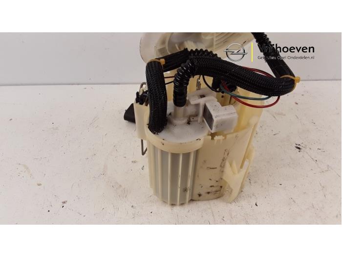 Electric fuel pump from a Opel Astra H SW (L35) 1.6 16V Twinport 2006