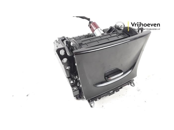 Używane Schowek Opel Mokka X 1.4 Turbo 16V Cena € 50,00 Procedura marży oferowane przez Autodemontage Vrijhoeven B.V.