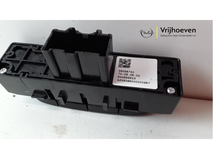 Start/stop switch from a Opel Astra K 1.0 Turbo 12V 2016