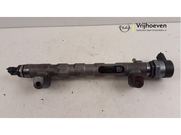 Fuel injector nozzle from a Opel Insignia Grand Sport 2.0 CDTI 16V 2018