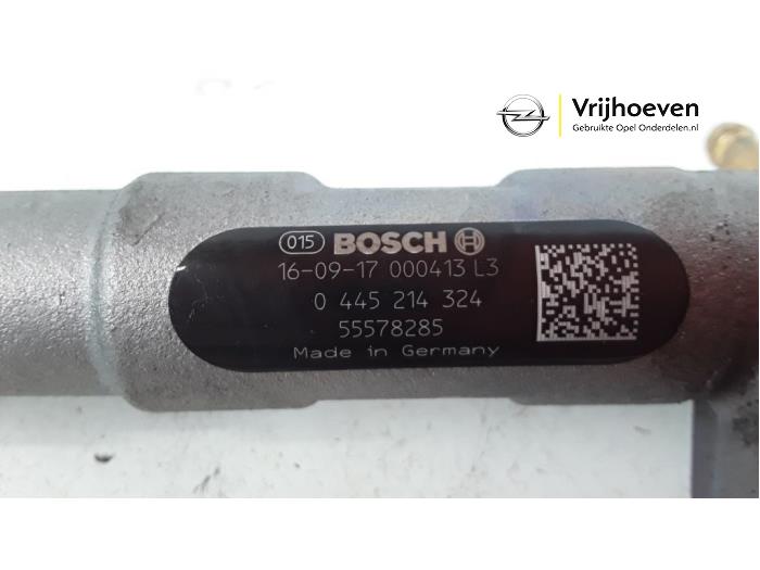 Fuel injector nozzle from a Opel Insignia Grand Sport 2.0 CDTI 16V 2018