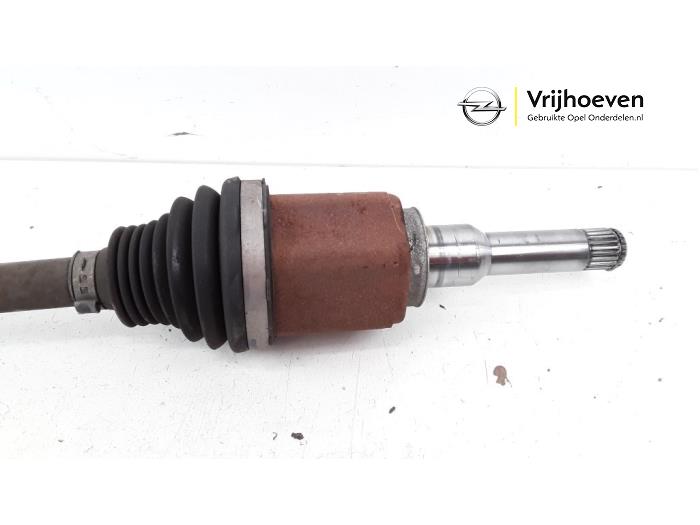 Drivaxel, vänster fram från en Opel Astra K Sports Tourer 1.4 Turbo 16V 2017
