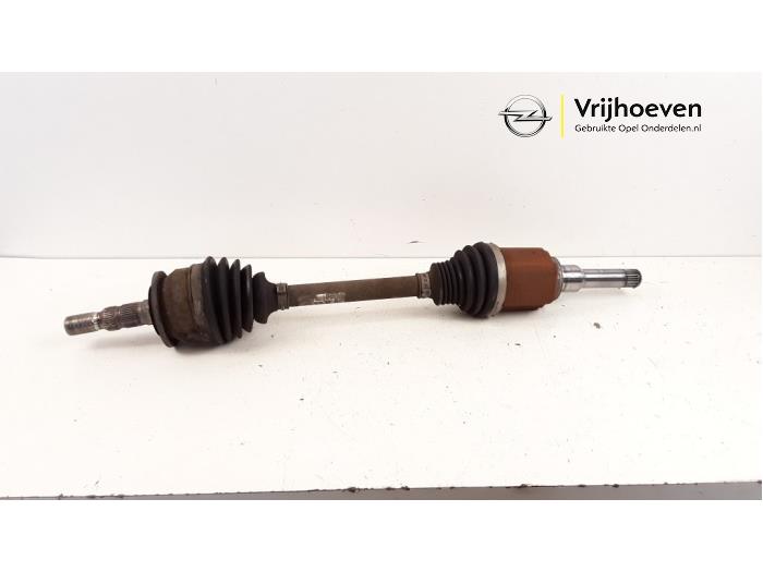 Drivaxel, vänster fram från en Opel Astra K Sports Tourer 1.4 Turbo 16V 2017