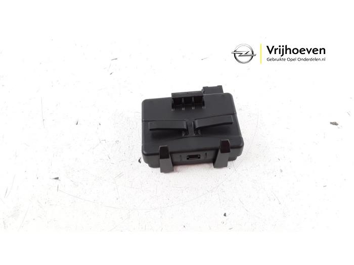 Central door locking module from a Opel Astra K Sports Tourer 1.4 Turbo 16V 2017