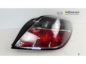 Usagé Feu arrière droit Opel Astra H GTC (L08) 1.4 16V Twinport Prix € 20,00 Règlement à la marge proposé par Autodemontage Vrijhoeven B.V.
