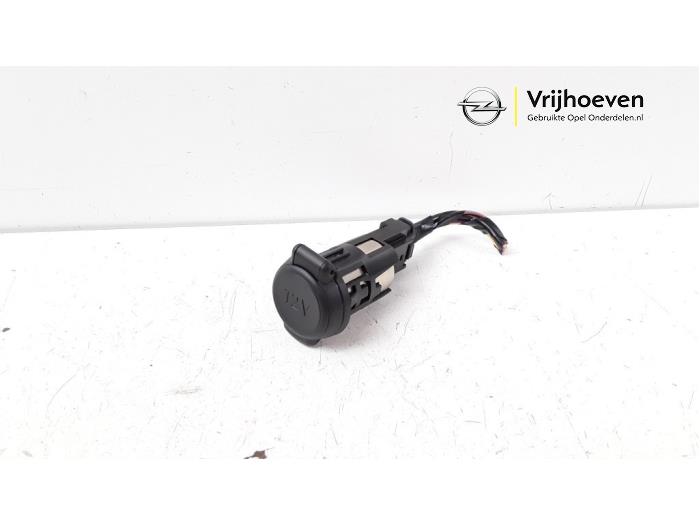 12 volt connection from a Opel Crossland/Crossland X 1.2 12V Euro 6 2018