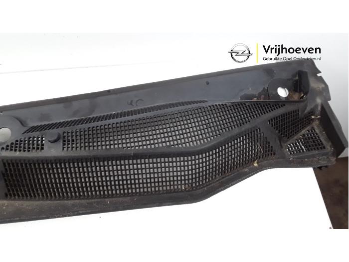 Cowl top grille from a Opel Astra H SW (L35) 1.6 16V Twinport 2005