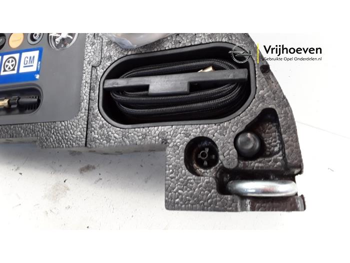 Juego de reparación de neumáticos de un Opel Corsa E 1.2 16V 2015