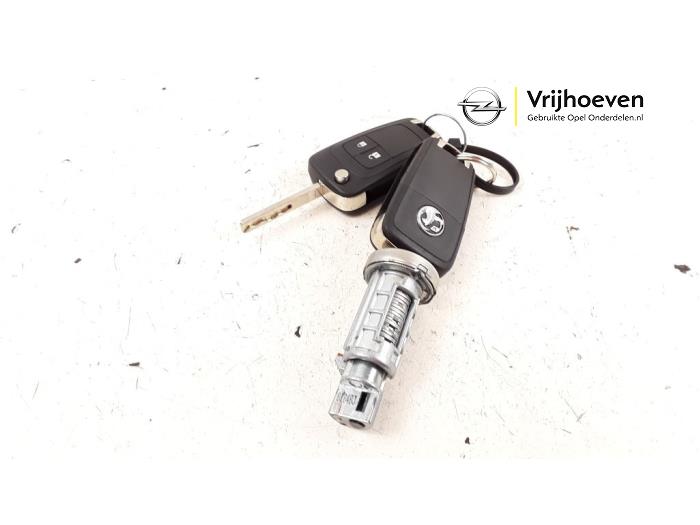 Ignition lock + key from a Opel Corsa E 1.4 16V 2019