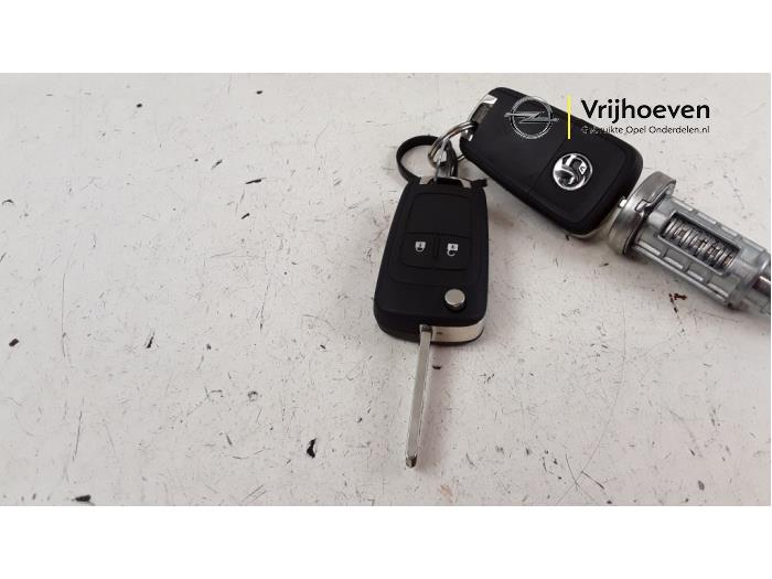Ignition lock + key from a Opel Corsa E 1.4 16V 2019
