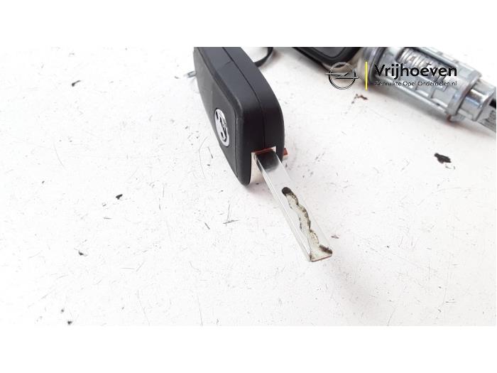 Cerradura de contacto y llave de un Opel Corsa E 1.4 16V 2019