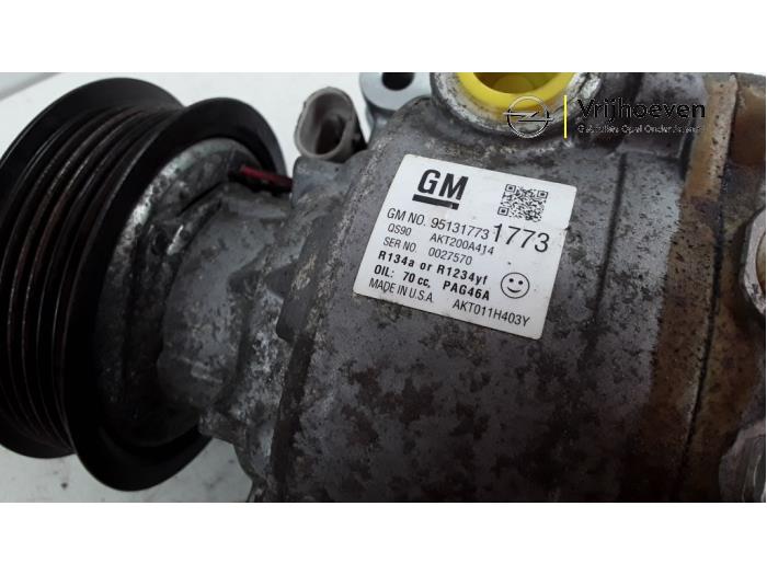 Air conditioning pump from a Vauxhall Mokka/Mokka X 1.6 CDTI 16V 4x2 2015