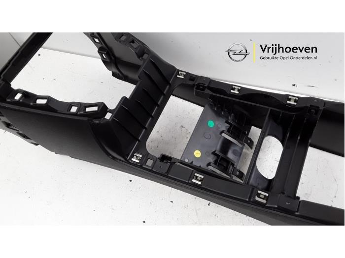 Middle console from a Opel Corsa F (UB/UH/UP) 1.2 12V 100 2019